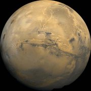 In der Bildmitte ist Valles Marineris, die größte Schlucht im Sonnensystem. Am linken Rand die Vulkane der Tharsis-Region.